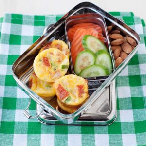 muffins de huevo en una lonchera con verduras