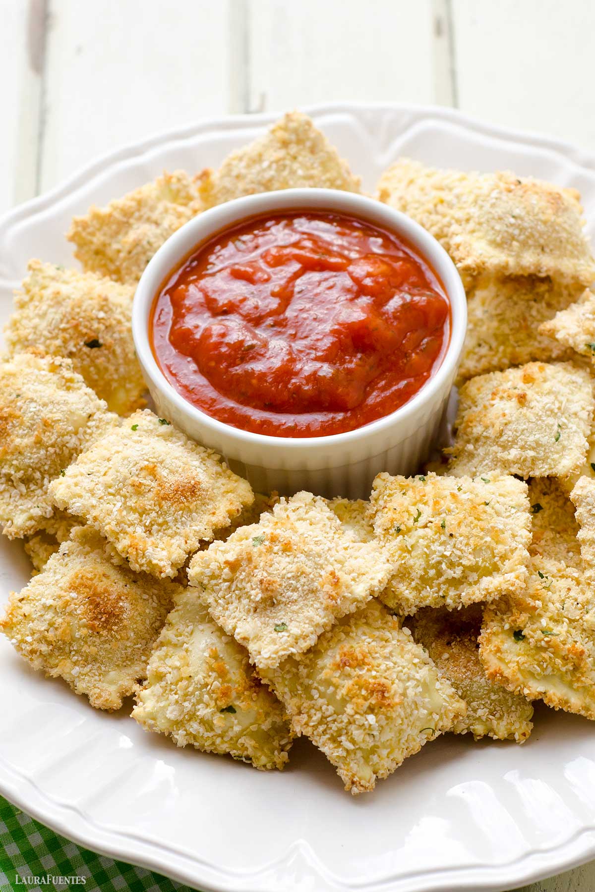 raviolis fritos al horno con salsa de tomate frito en un plato