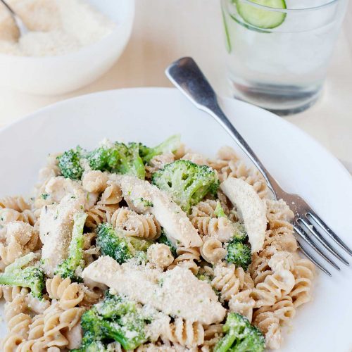 pasta alfredo con pollo y brocoli