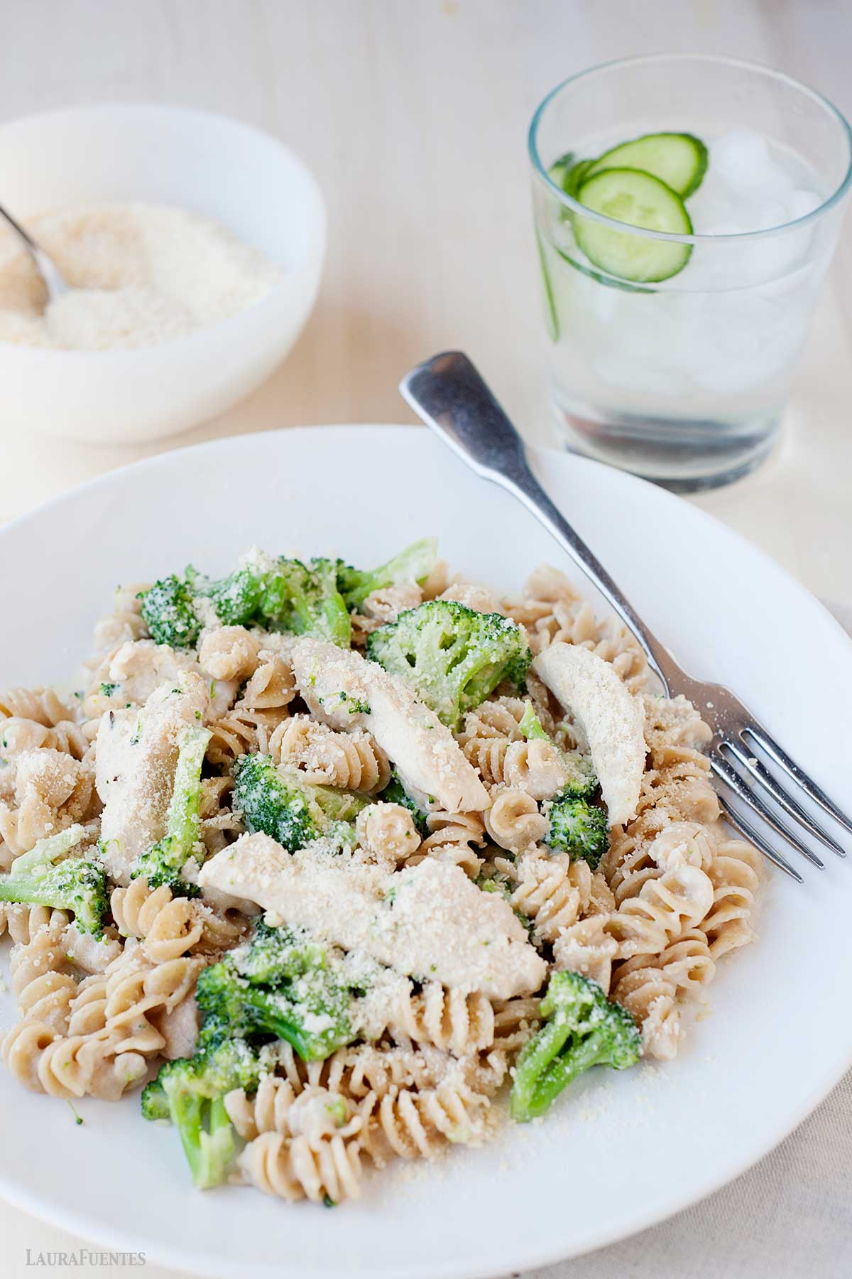 pasta alfredo con pollo y brocoli