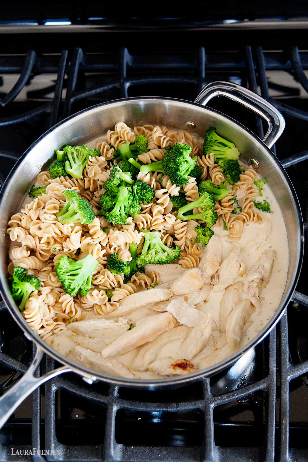 pollo alfredo con brocoli y pasta en una sarten