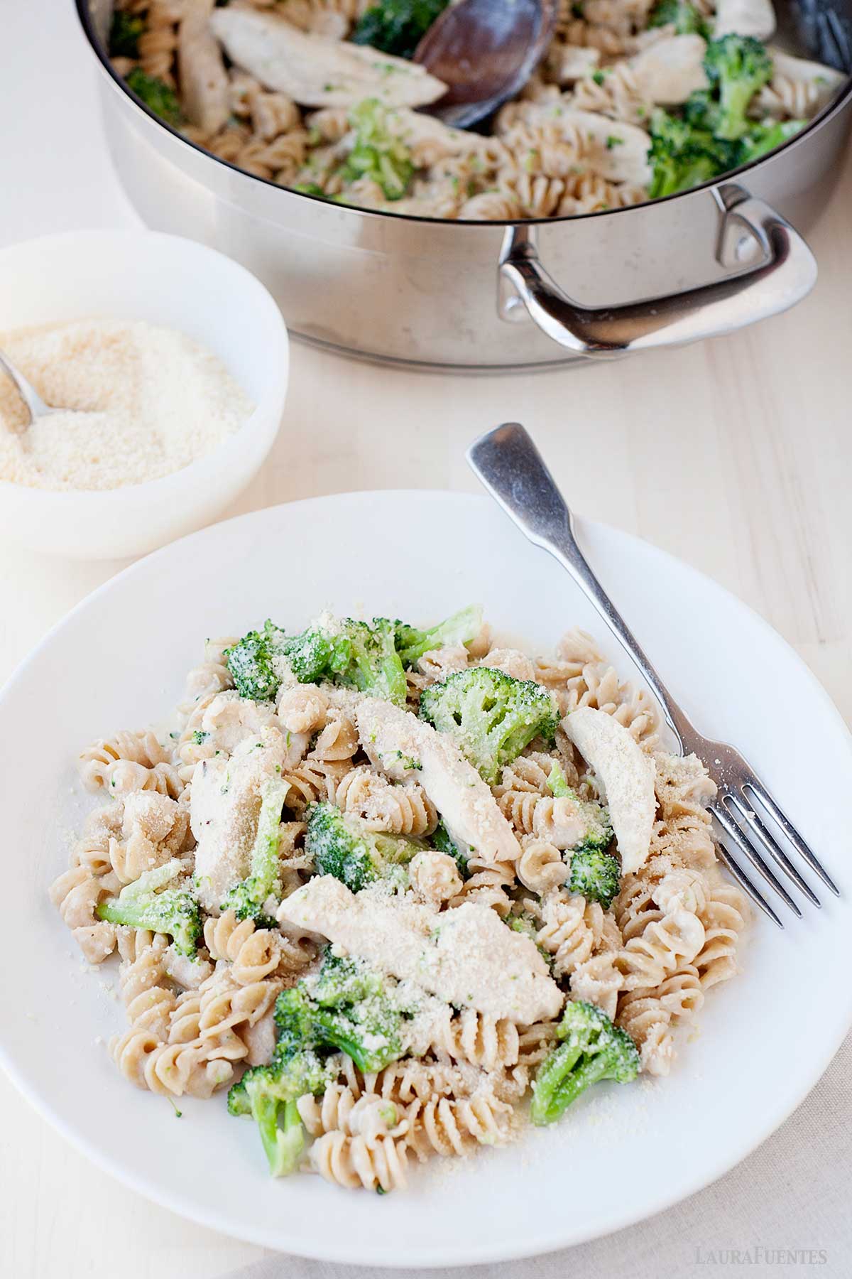 pasta alfredo con brocoli y pollo en un plato