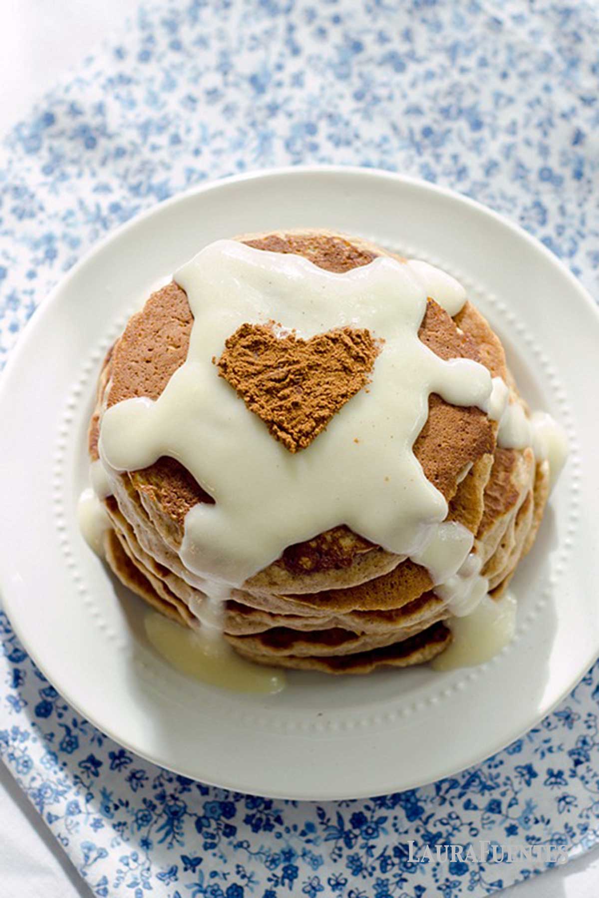 un plato con una pila de tortitas de canela con glaseado