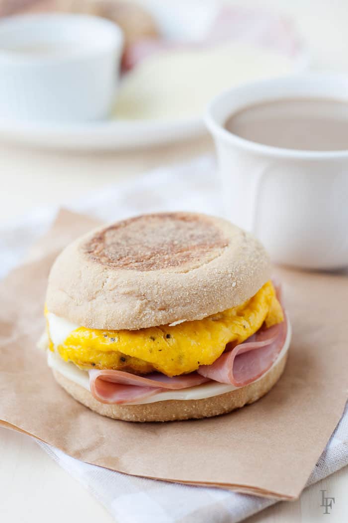 El McMuffin ahora casero. Haz tu version sin gluten , tu embutido y queso favorito y listo para llevar!