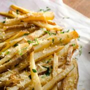 una pila de patatas fritas