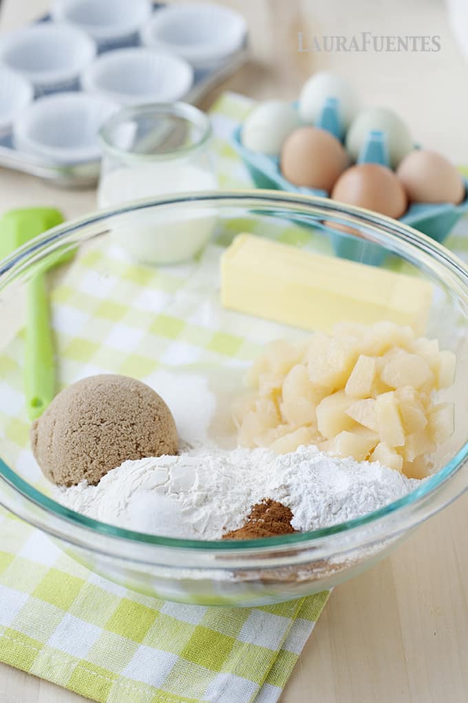 azucar, pera, harina, canela, mantequilla en un bol