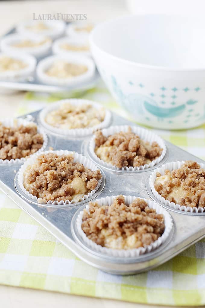 muffins de pera antes de hornear en una bandeja