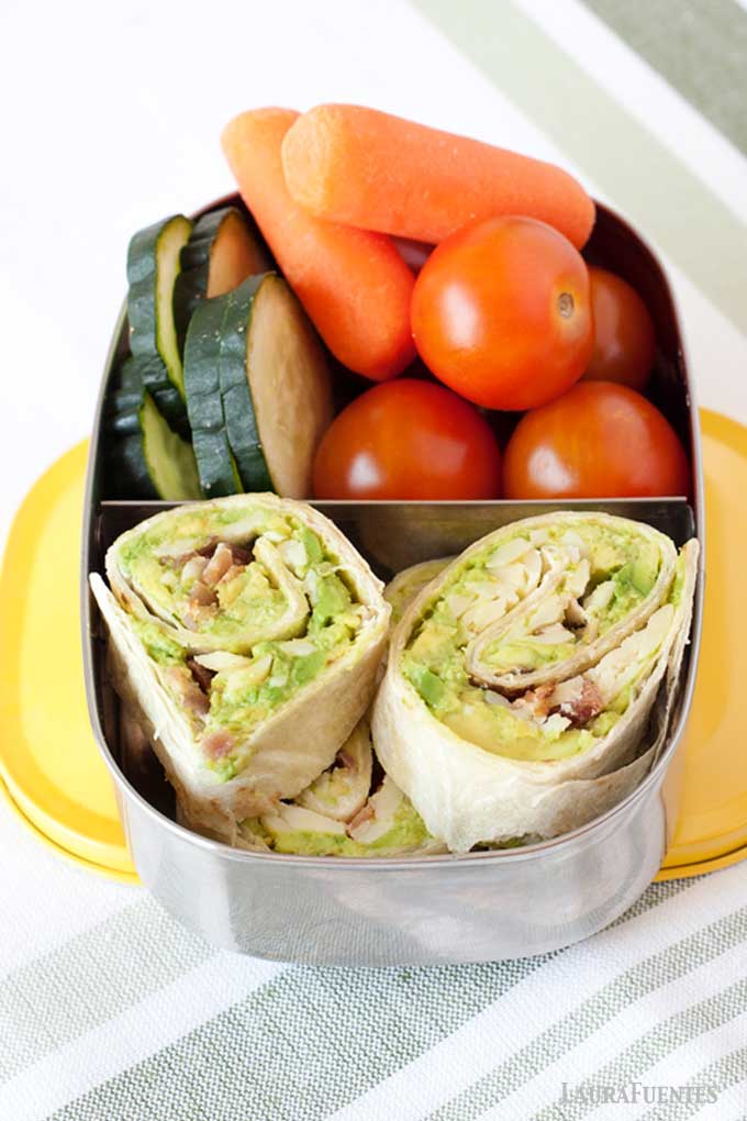rollitos de aguacate, bacon y queso con tomates y zanahorias