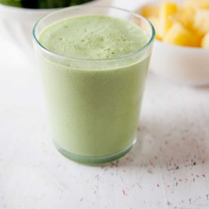 batido verde en un vaso