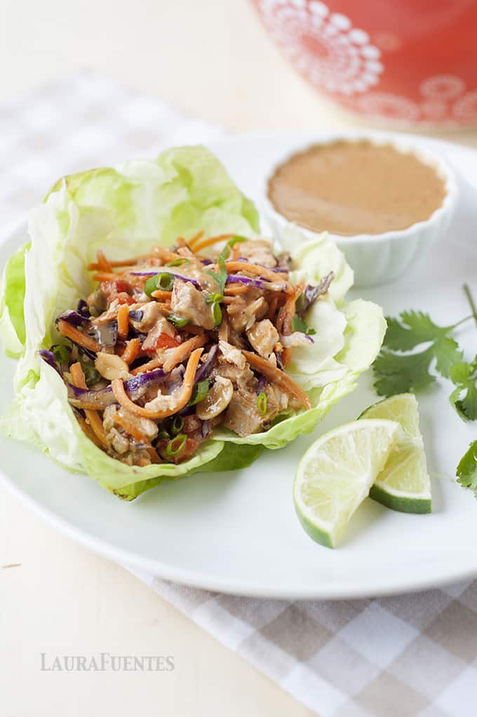 El Pollo Thai en Tazas de Lechuga es una forma deliciosa de comer más vegetales.