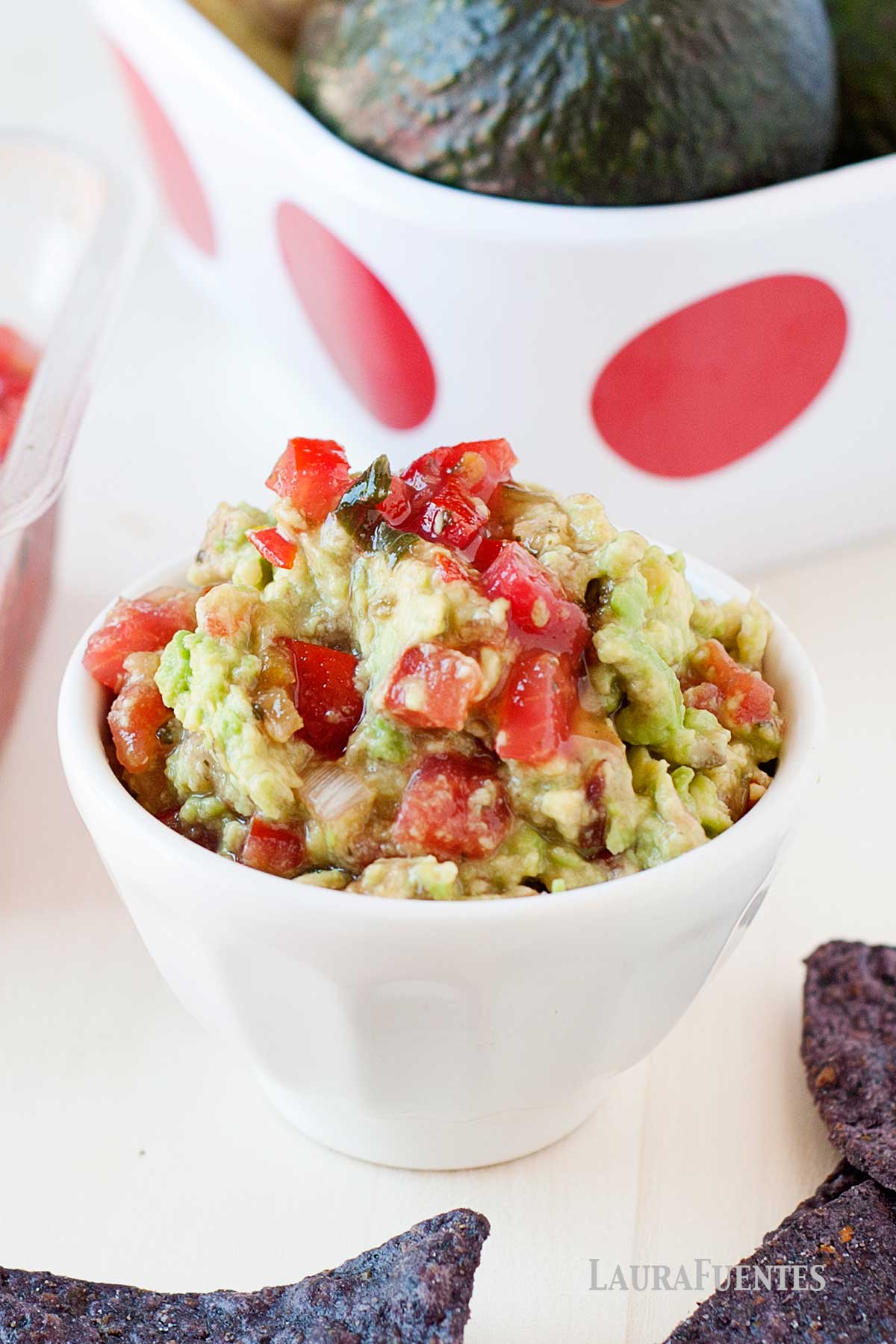 un bol de guacamole con pico de gallo