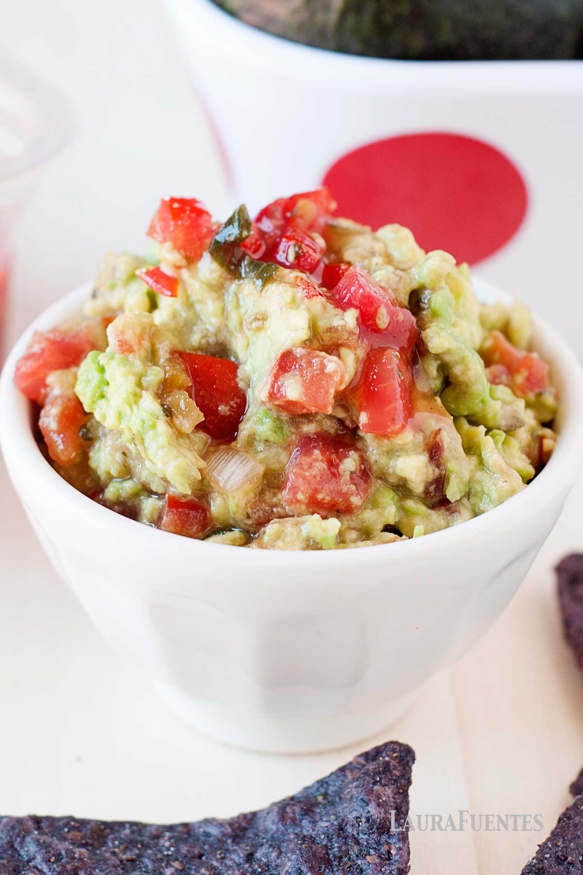 un bol de pico de gallo con aguacate