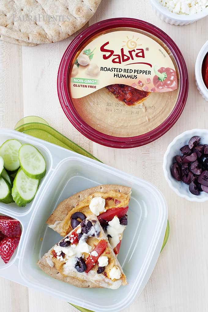 El hummus caliente es un ingrediente clave en esta deliciosa pizza mediterránea.