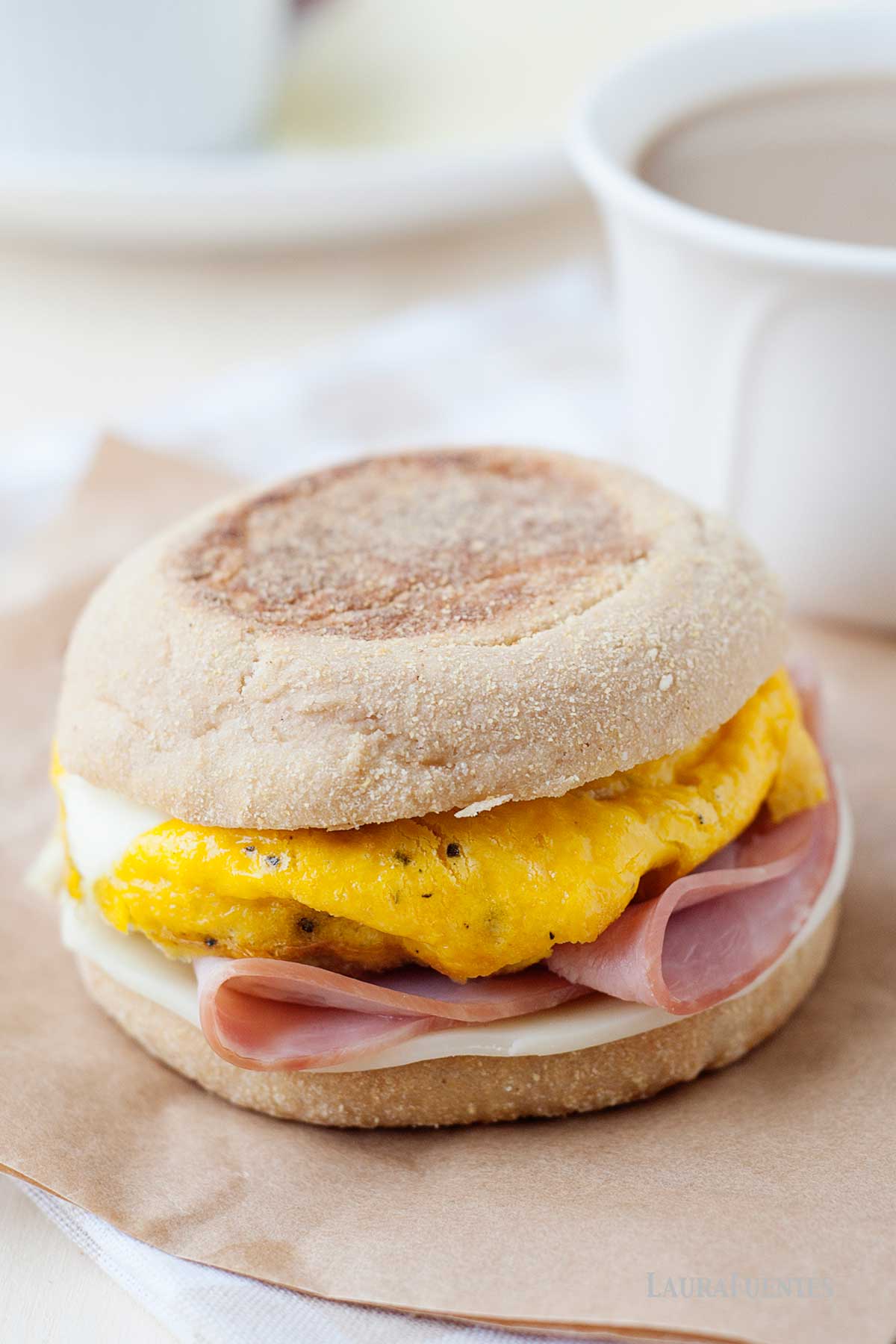 mcmuffin casero y un café detrás