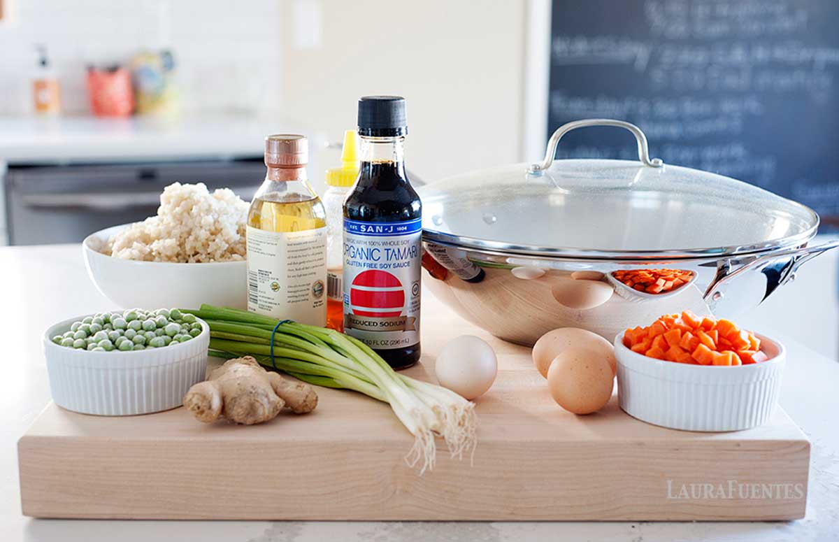 ingredientes para preparar arroz de coliflor salteado con vegetales y gambas
