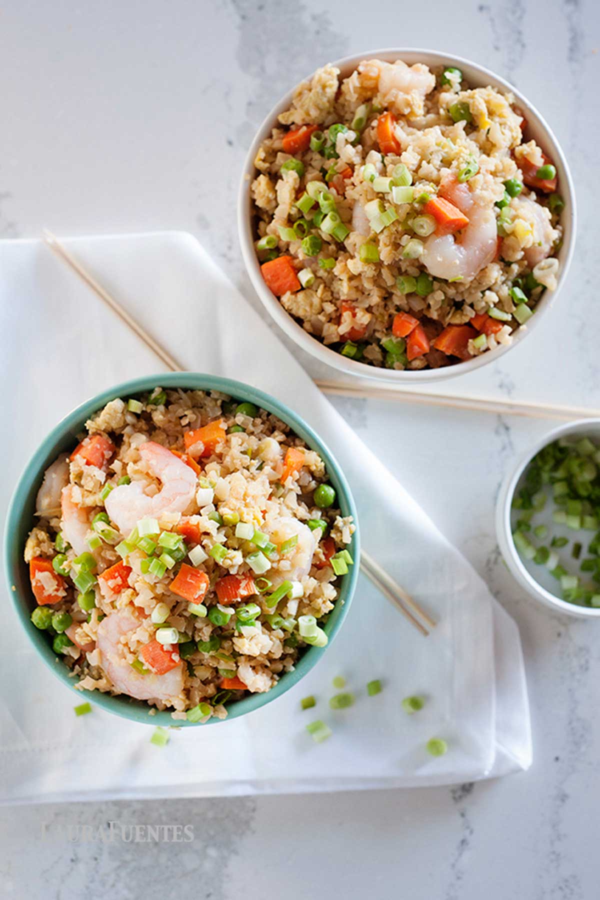 dos bols de arroz de coliflor con verduras y gambas