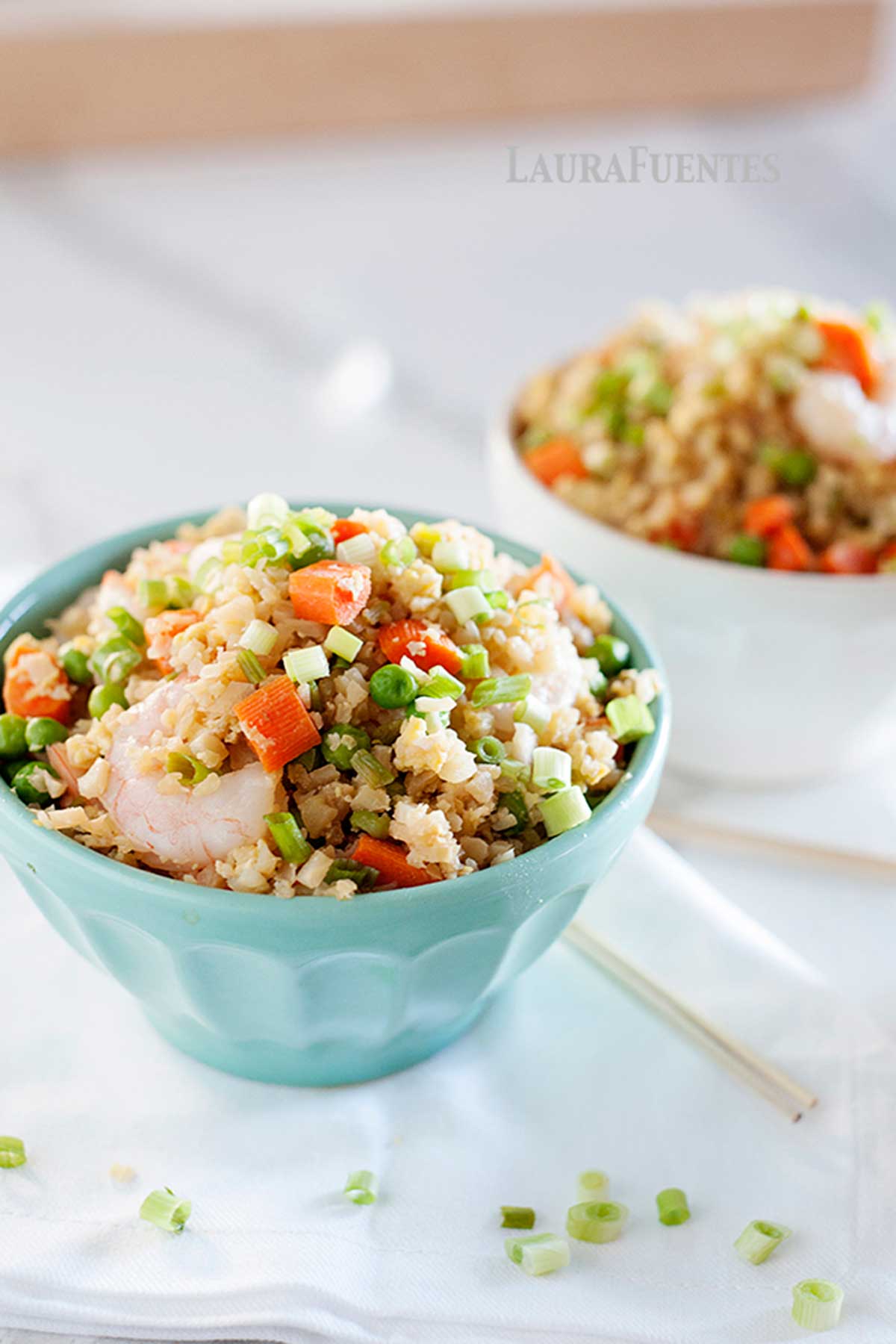 dos bols de arroz de coliflor con verduras y gambas