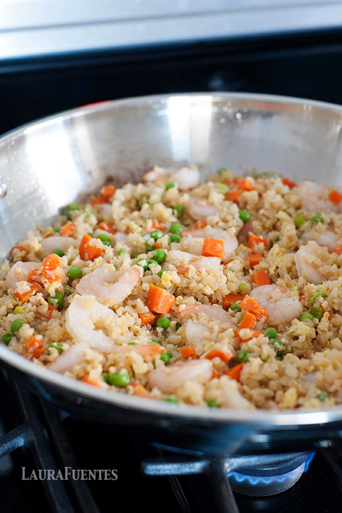 arroz de coliflor con gambas y verduras en una sartén