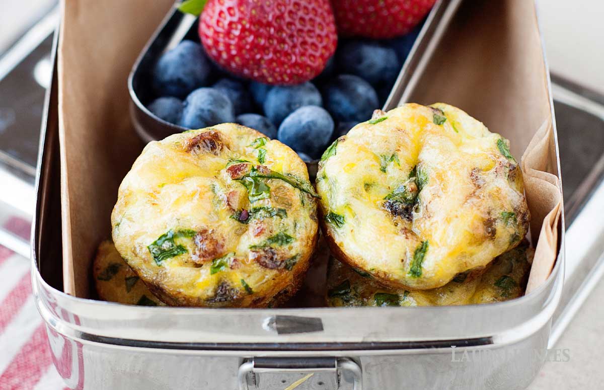 lonchera con mini quiches y frutos rojos