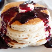 tortitas con sirope de arándanos por encima