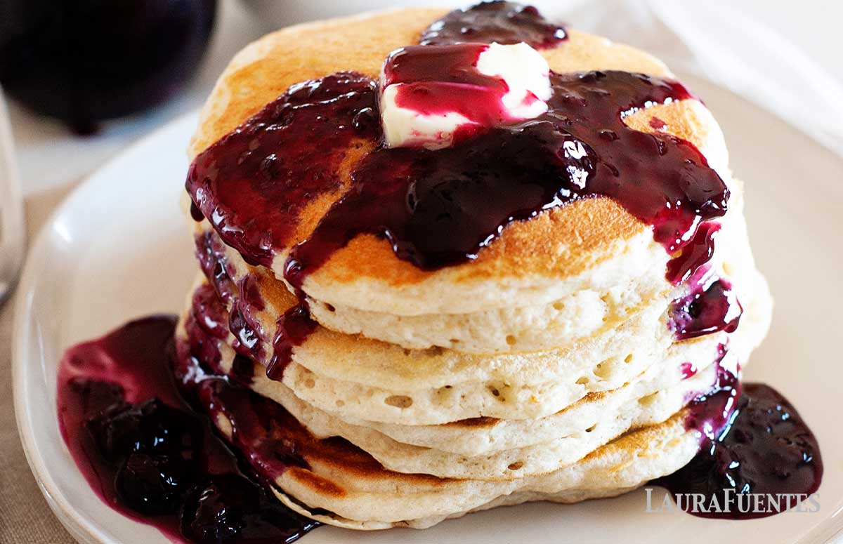 tortitas con sirope de arándanos por encima