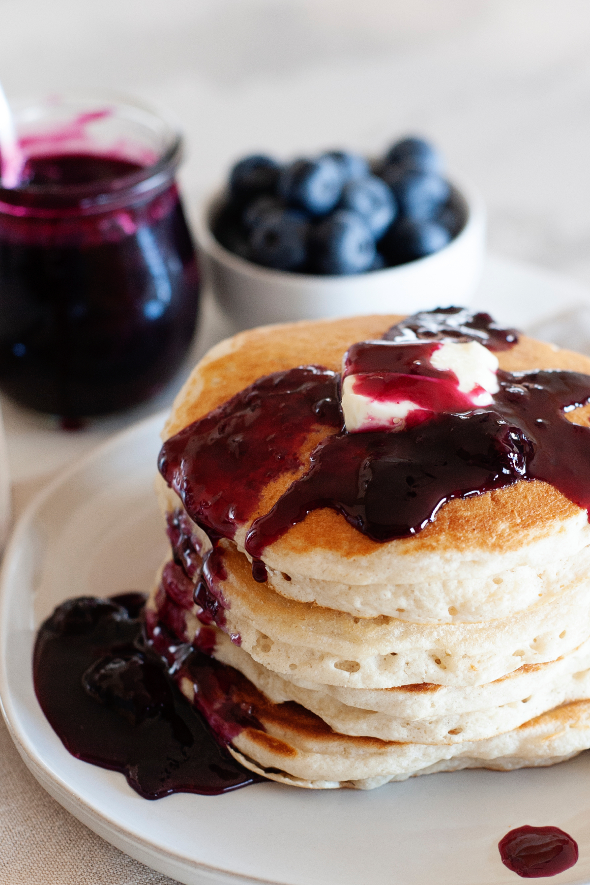 tortitas con sirope de arándanos por encima