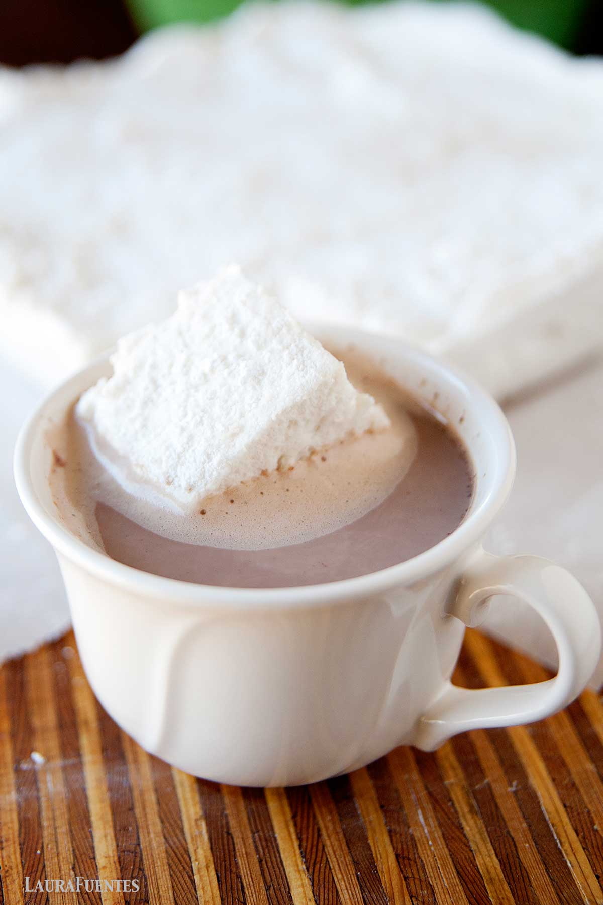 nube de azucar sobre chocolate caliente