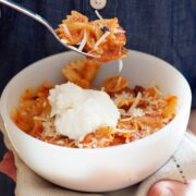 pasta con carne molida y salsa de tomate