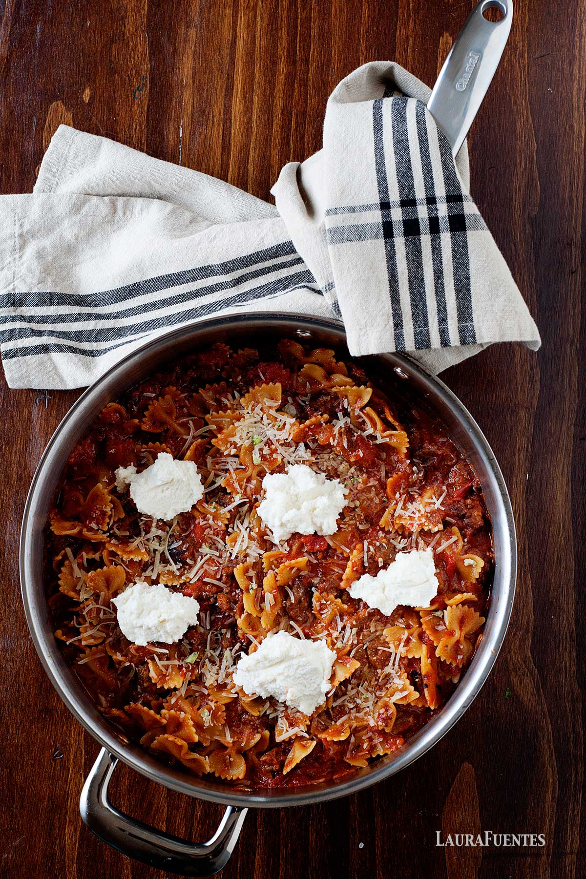 una sartén con pasta con carne molida y salsa de tomate