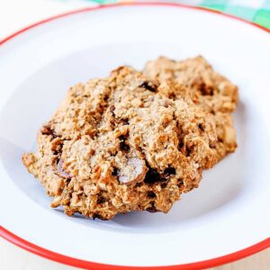 dos galletas de avena en un plato blanco