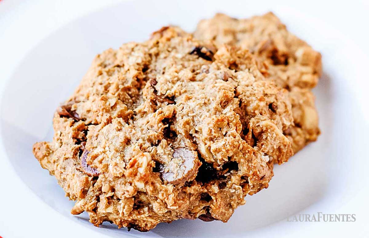 dos galletas de avena en un plato blanco