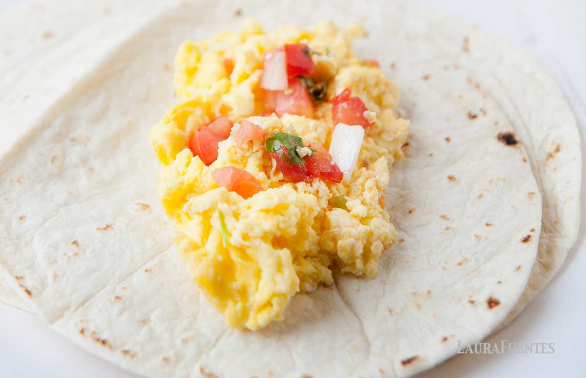 una tortilla con huevos revueltos arriba