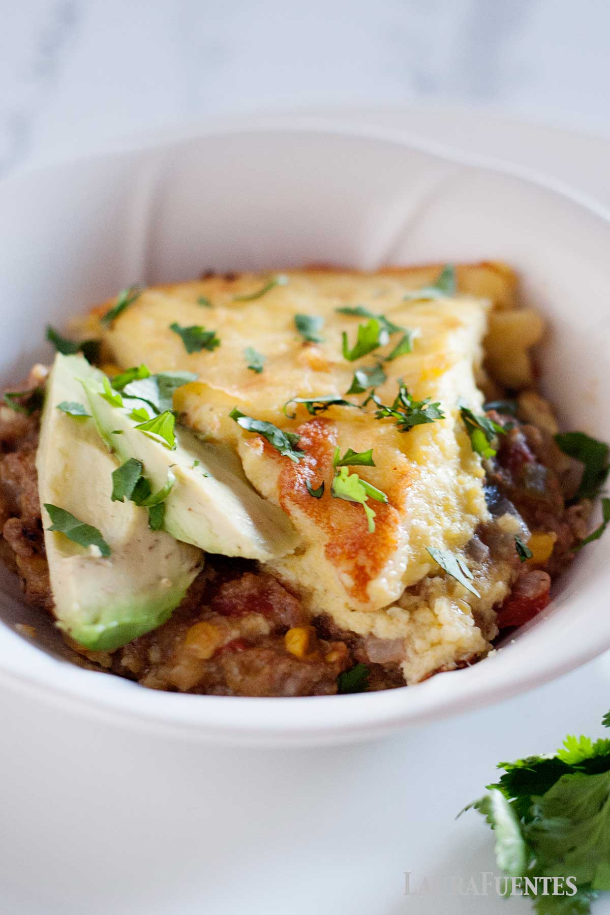 una porción de pastel de tamal en un plato