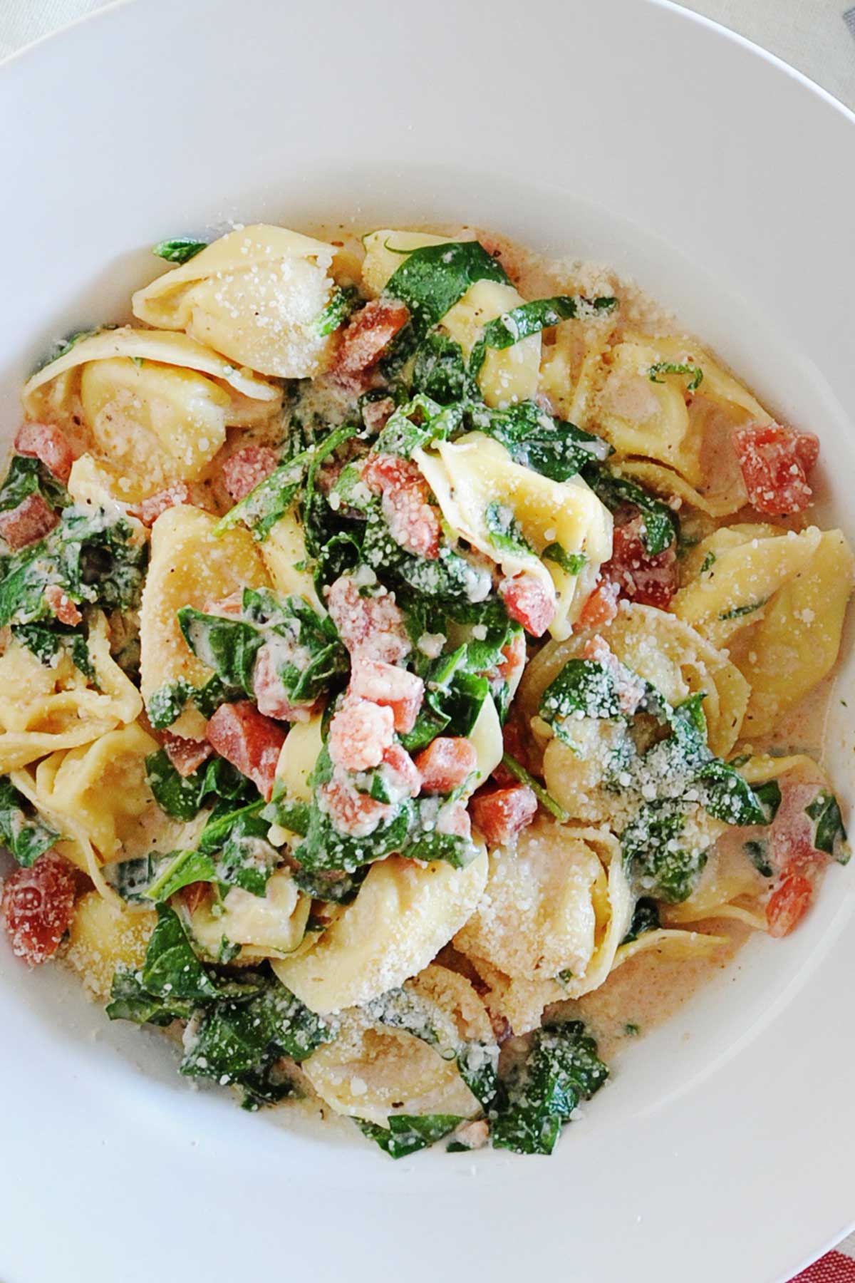 tortellini pasta con espinacas y tomate