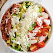 un bol de ensalada de lechuga, tomate y aguacate