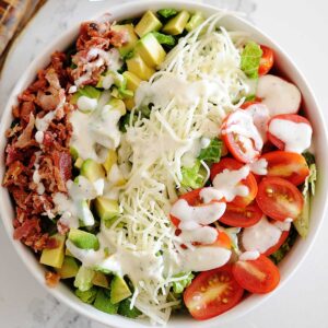 un bol de ensalada de lechuga, tomate y aguacate