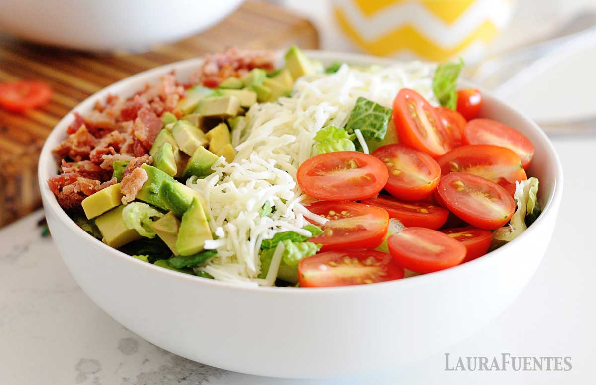 un bol de ensalada de lechuga, tomate y aguacate