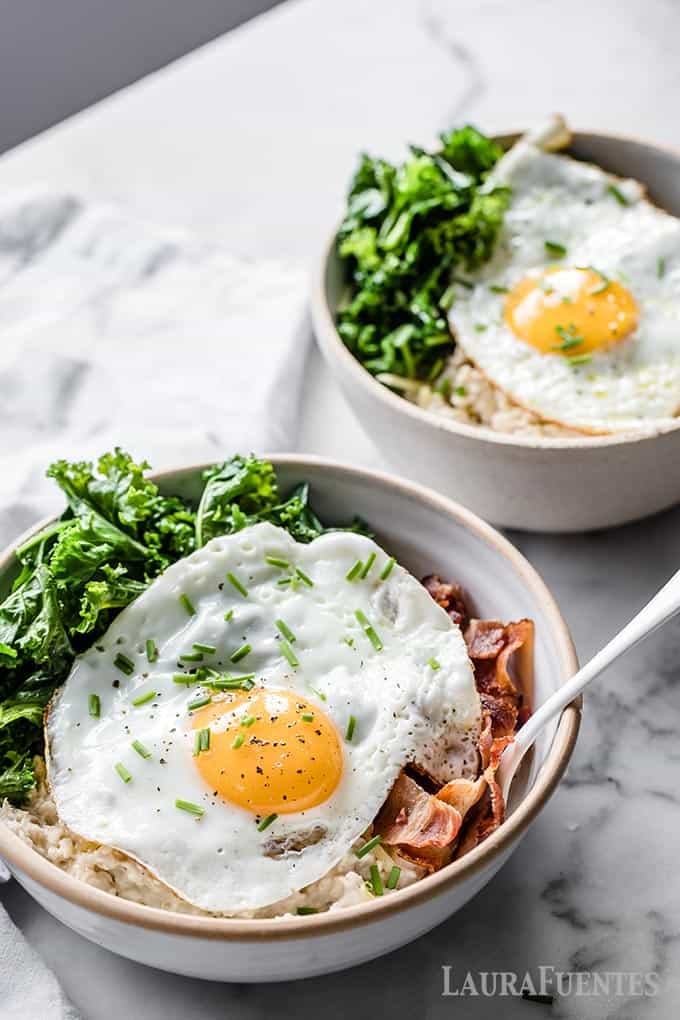 imagen: avena con espinacas, queso, toncino, y huevo frito