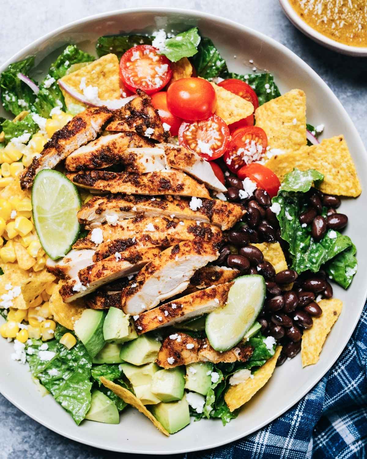 vista cenital de un plato de ensalada santa fe con pollo