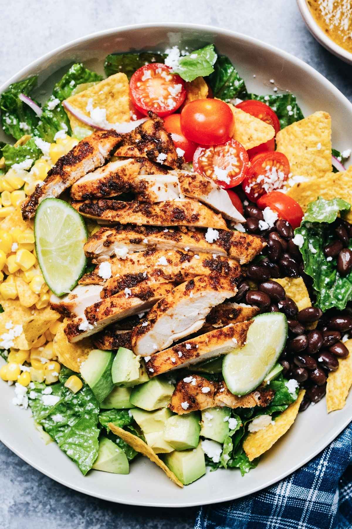 vista cenital de un plato de ensalada santa fe con pollo