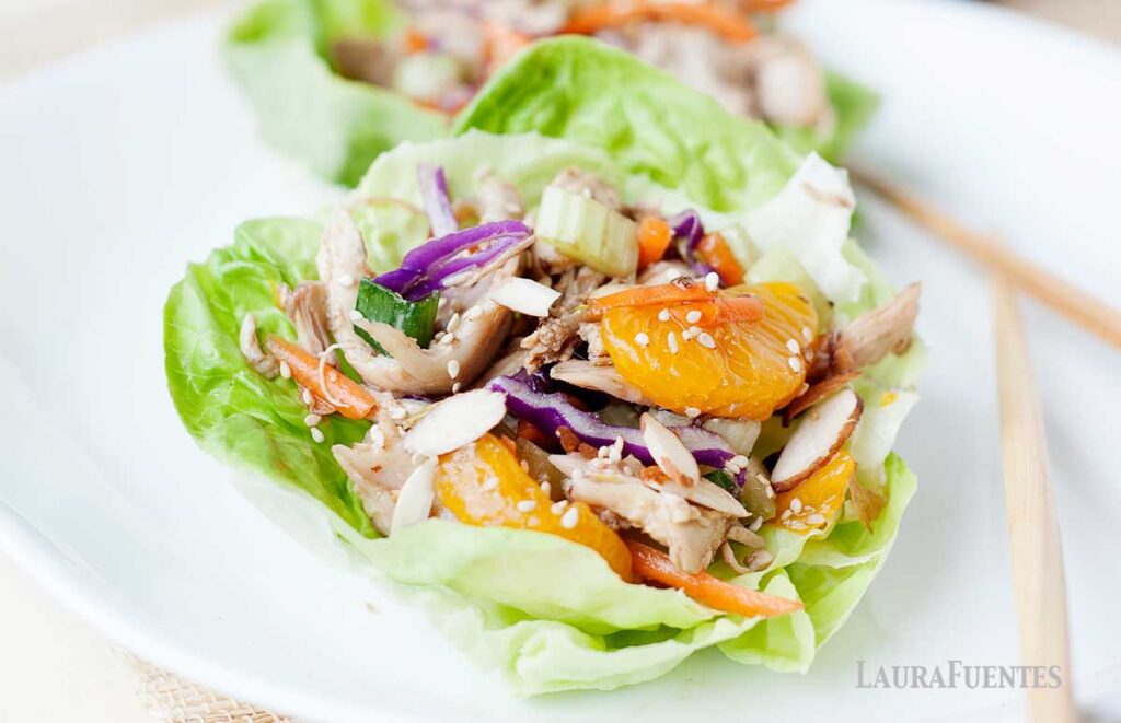 ensalada asiática sobre hojas de lechuga