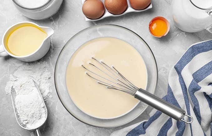 img: masa de pancakes, huevo, harina