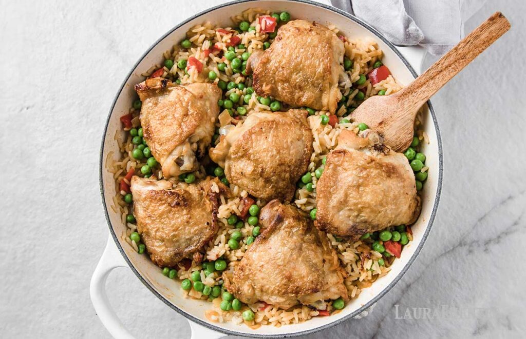 vista superior de una sartén con arroz con pollo
