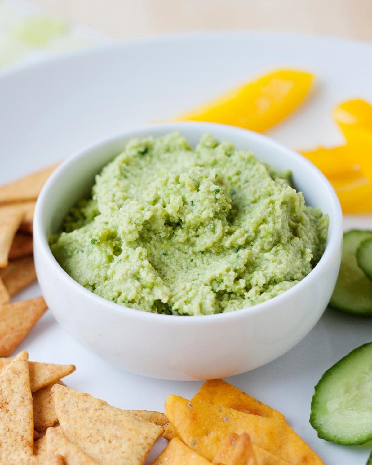 un bowl con hummus de edamame
