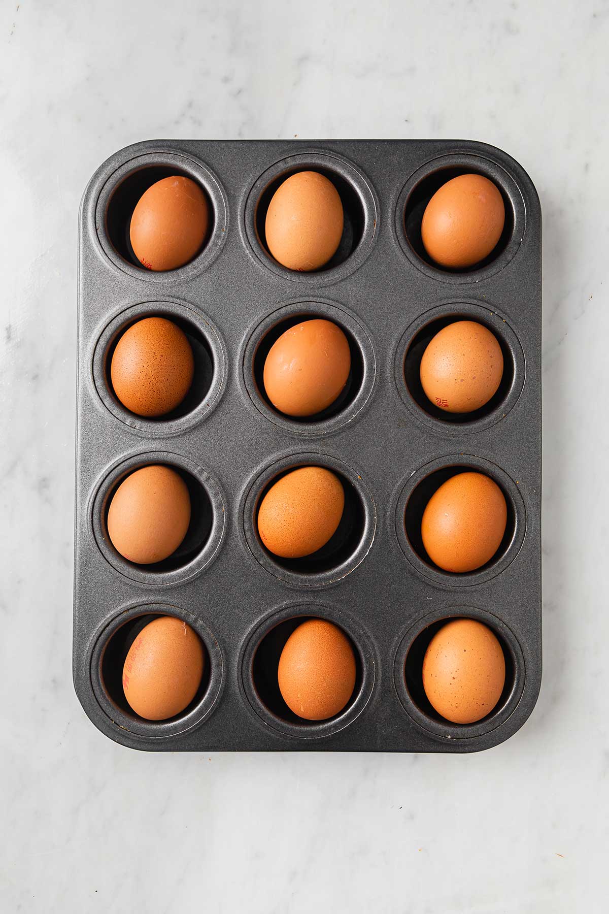 huevos dentro de un molde de hornear para cocerlos al horno