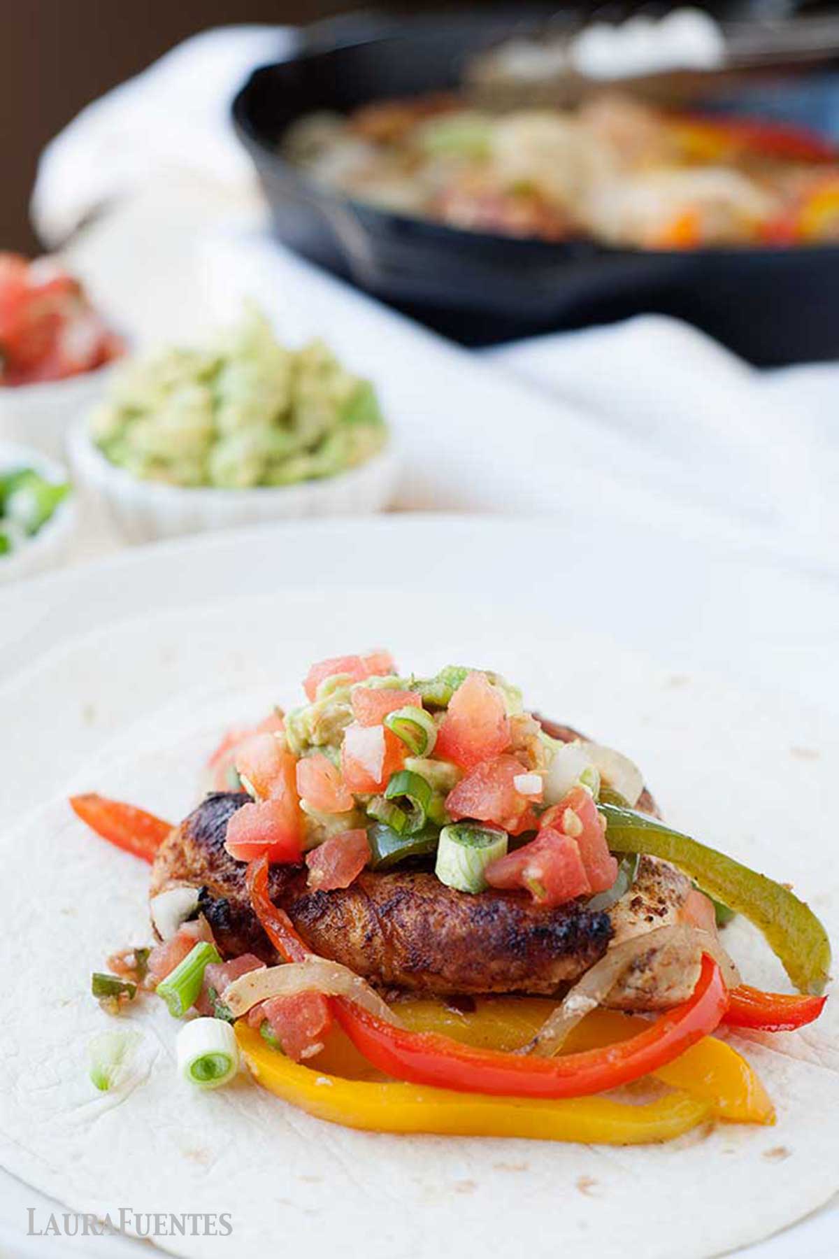 pollo con pimientos y cebolla en un plato