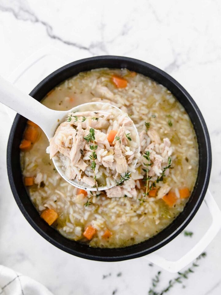 caldo con arroz, pollo y verduras