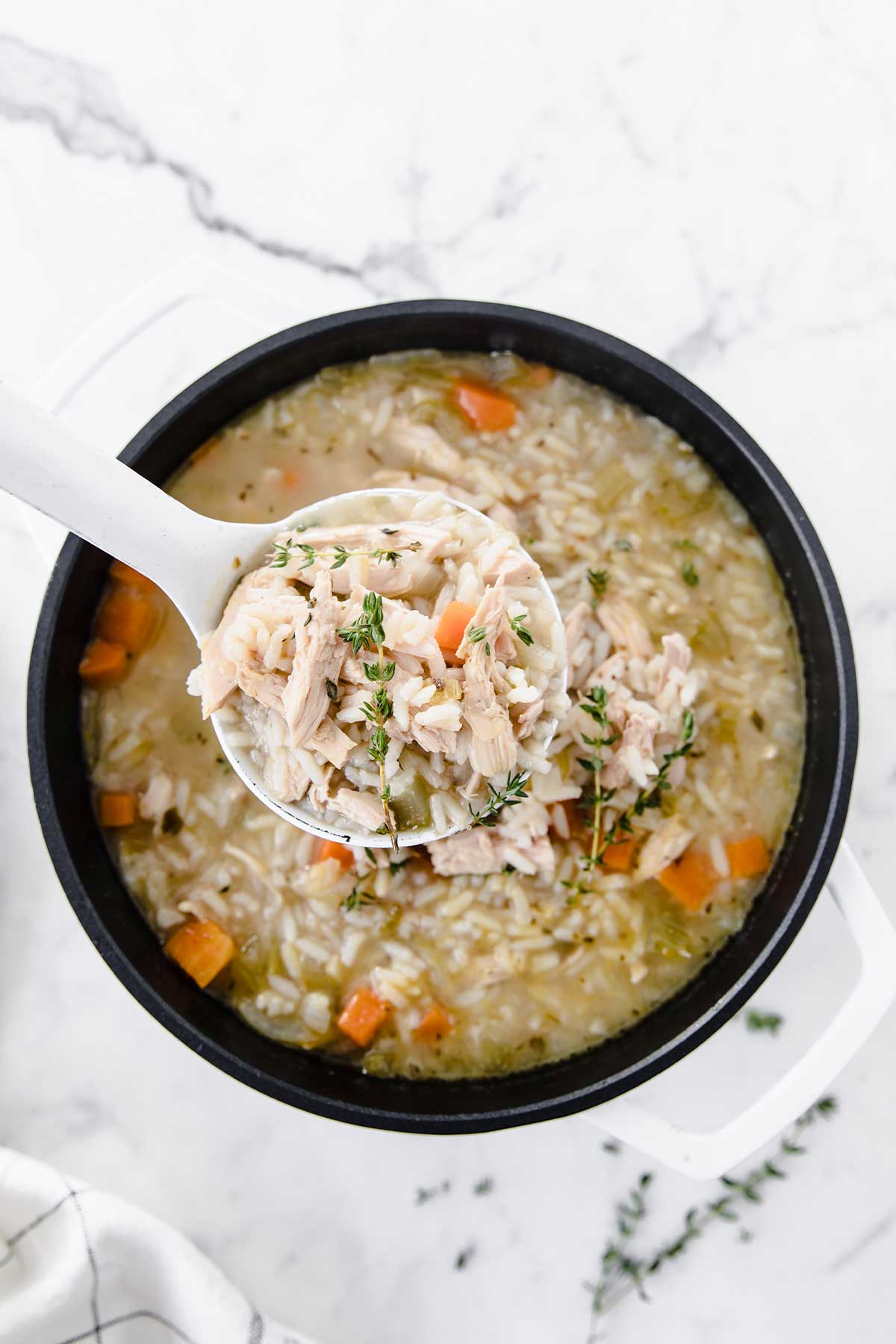 caldo con arroz, pollo y verduras