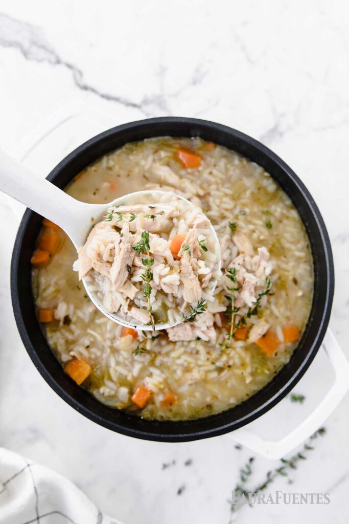 caldo de arroz y pollo en una olla