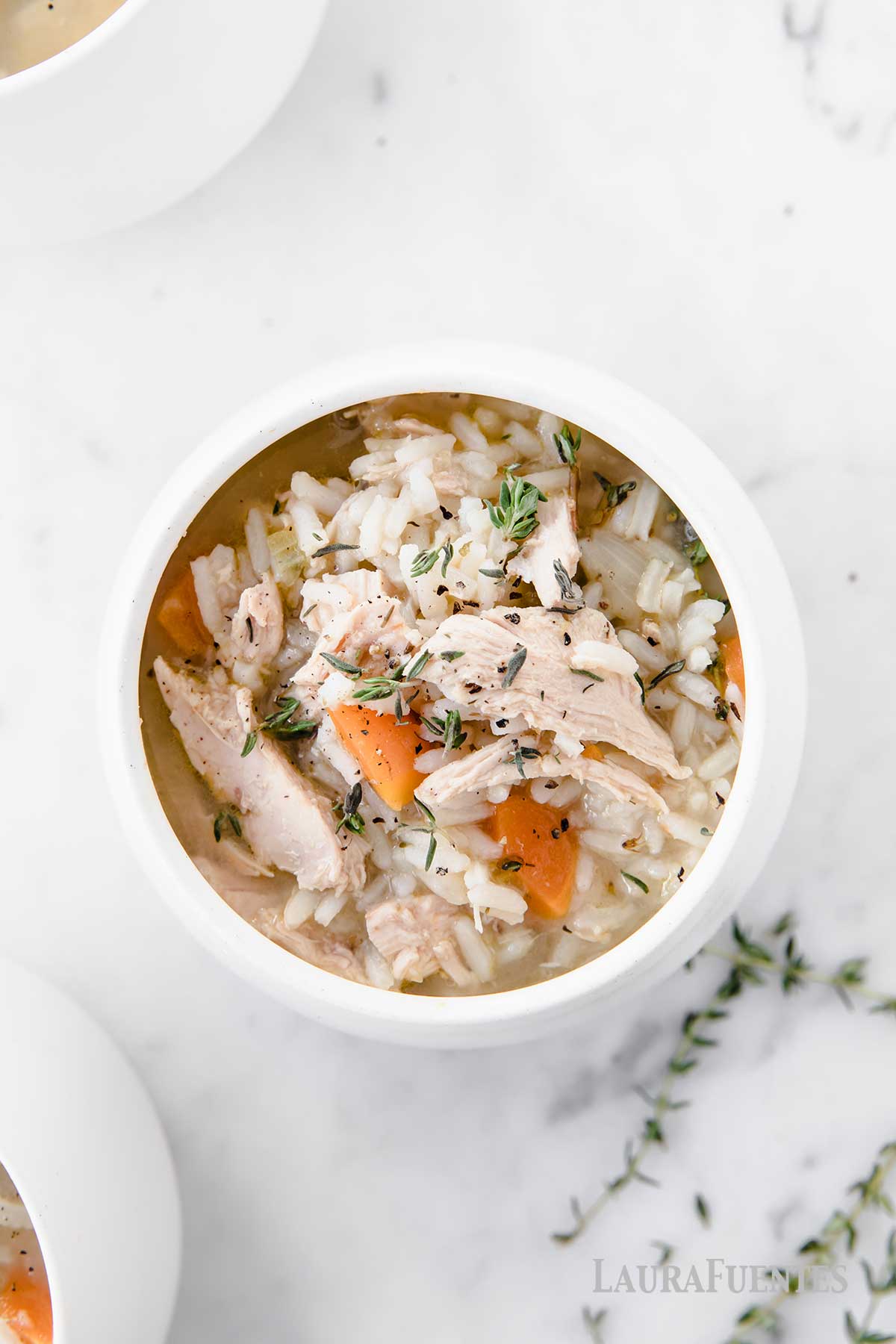 un tazón de caldo de arroz y pollo